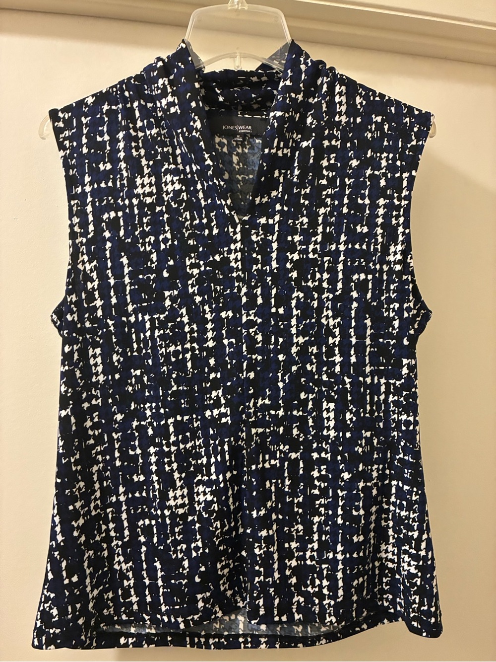Jones New York Navy and White Sleeveless V-Neck Printed Blouse